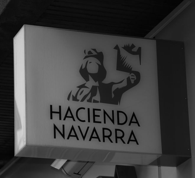 Banderola metacrilato Hacienda Navarra