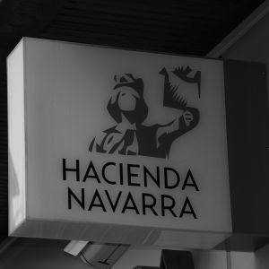 Banderola metacrilato Hacienda Navarra